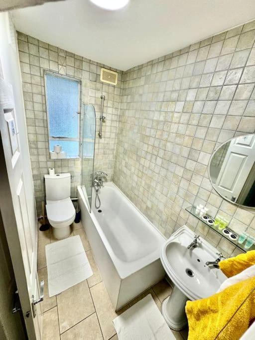 Lovely Fulham 2 Bed Londra